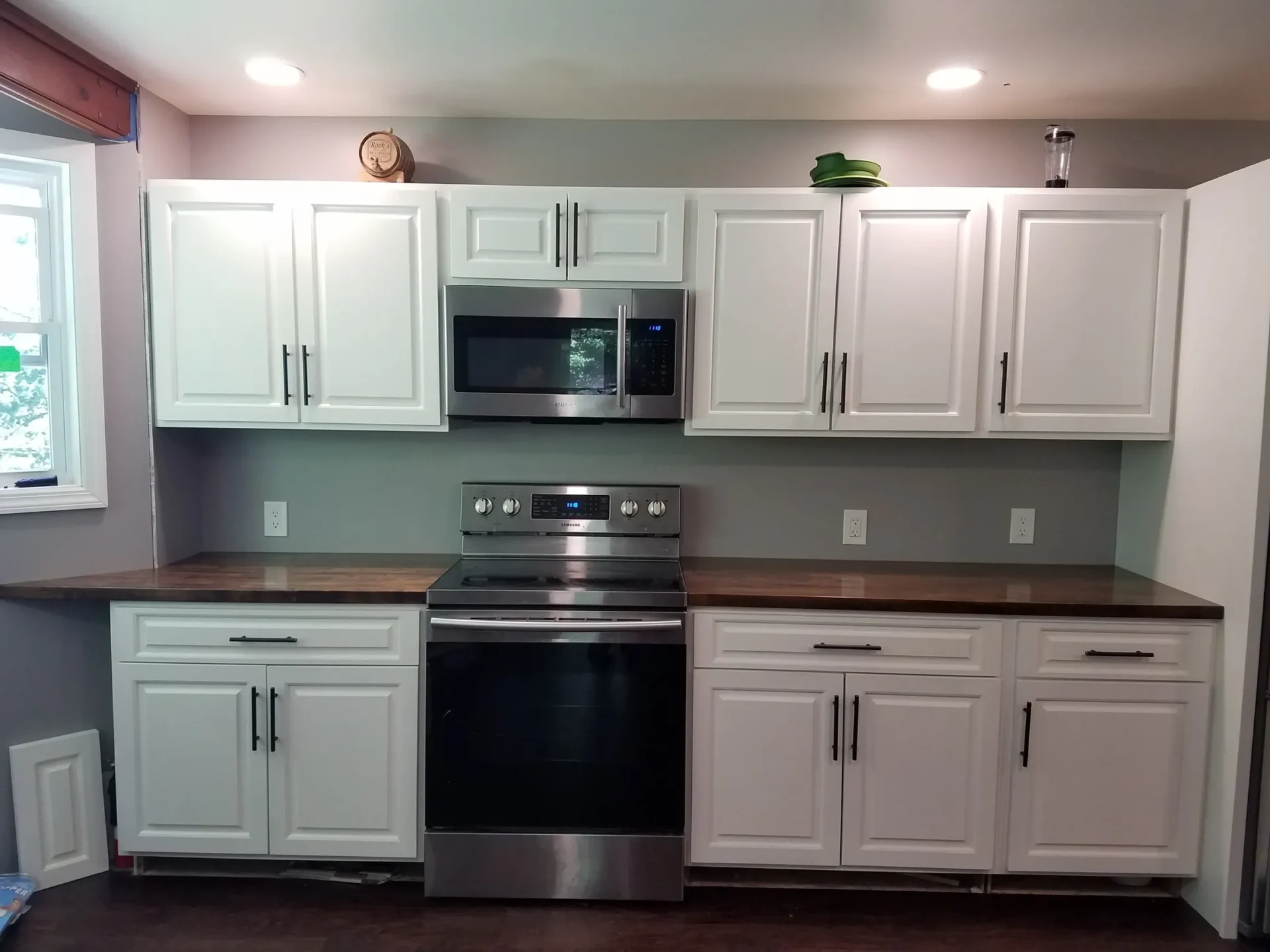 kitchen white cabinate